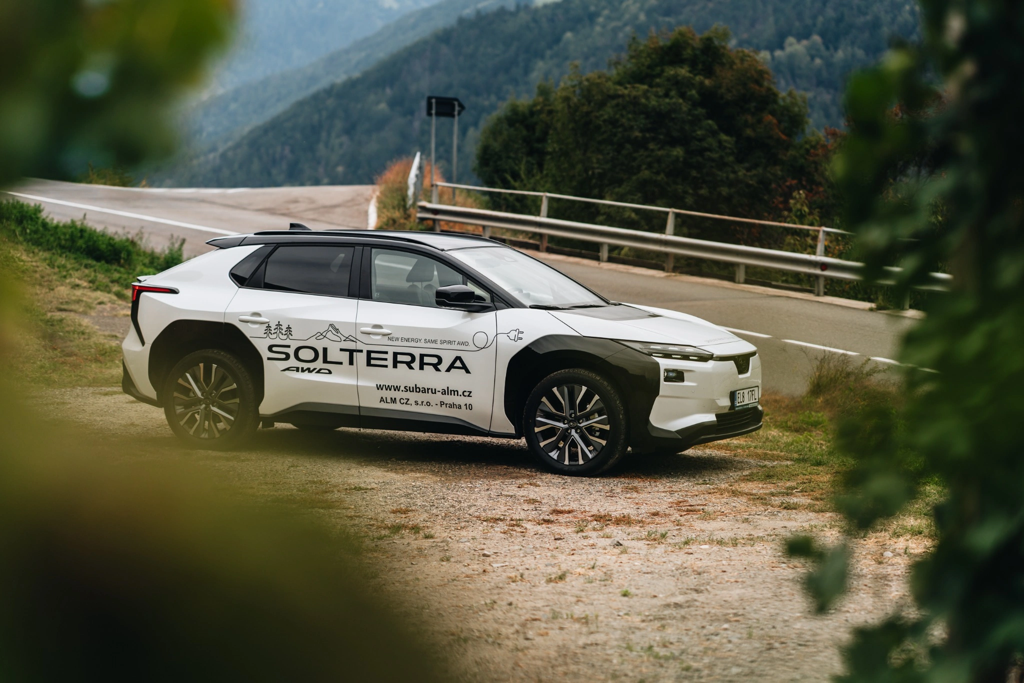 Subaru Solterra na cestě v Dolomitech