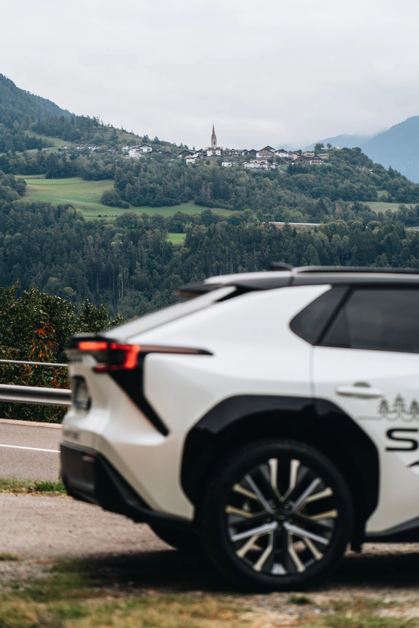 Subaru Solterra na cestě v Dolomitech