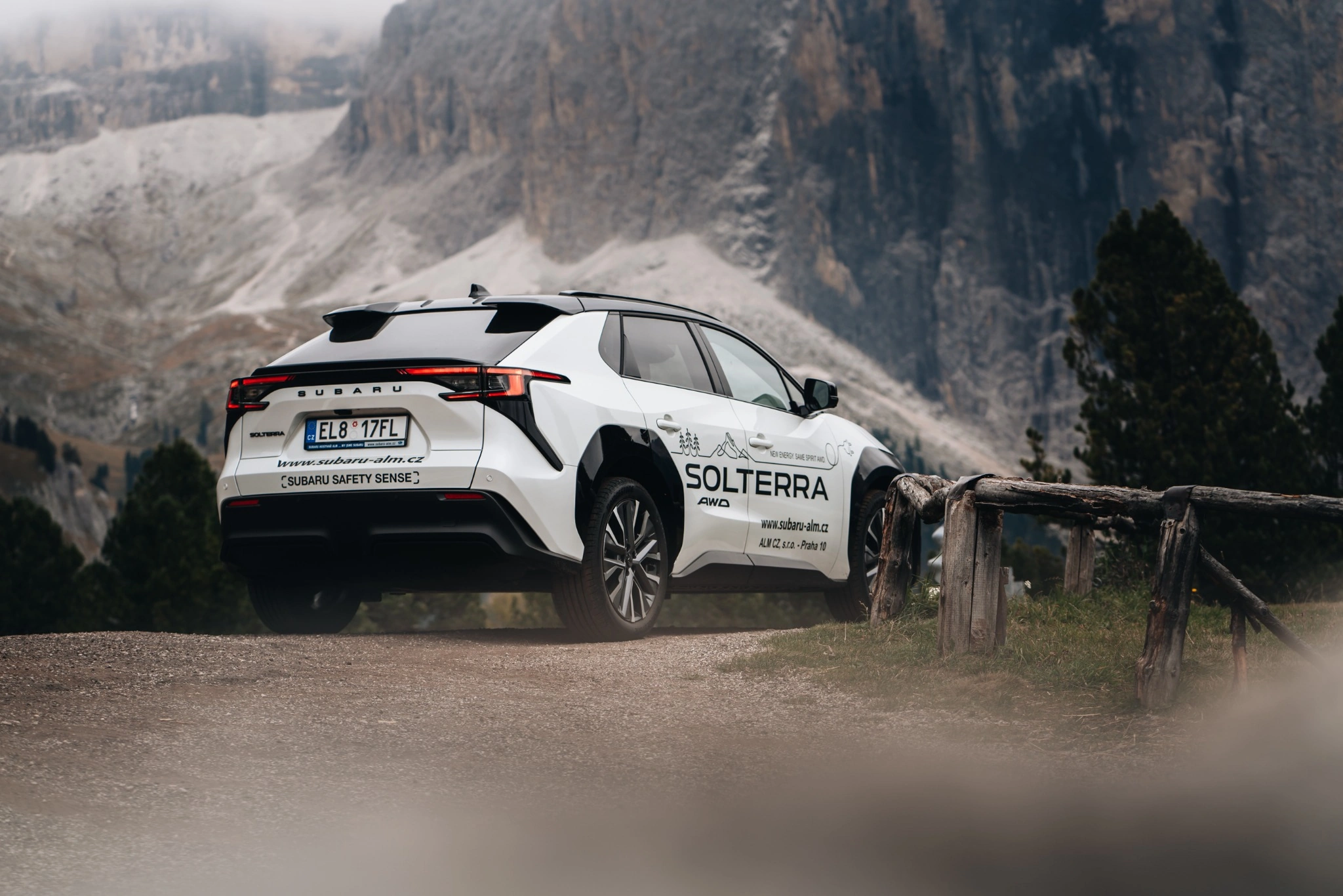 Subaru Solterra na cestě v Dolomitech